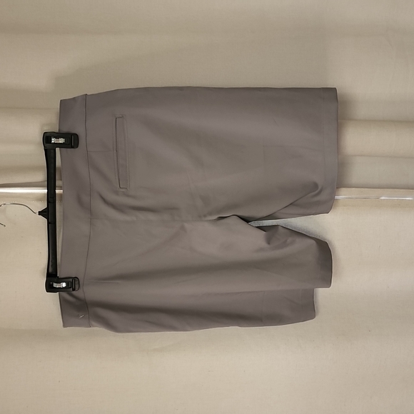 NWOT Women's PGA Tour Grey Golf Shorts Size 14. - Picture 2 of 3